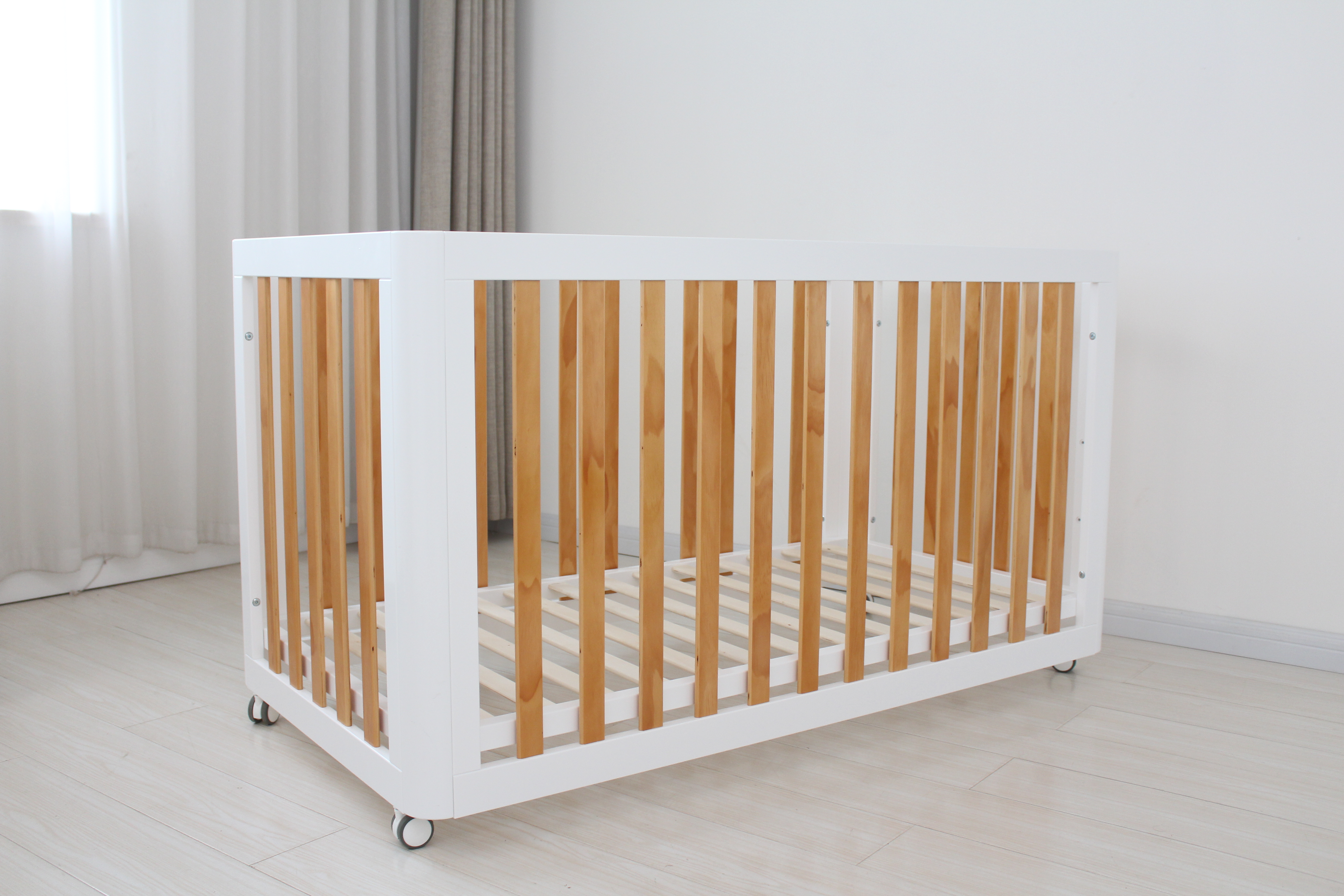 What Features Should Parents Look For In A Rolling Baby Crib?